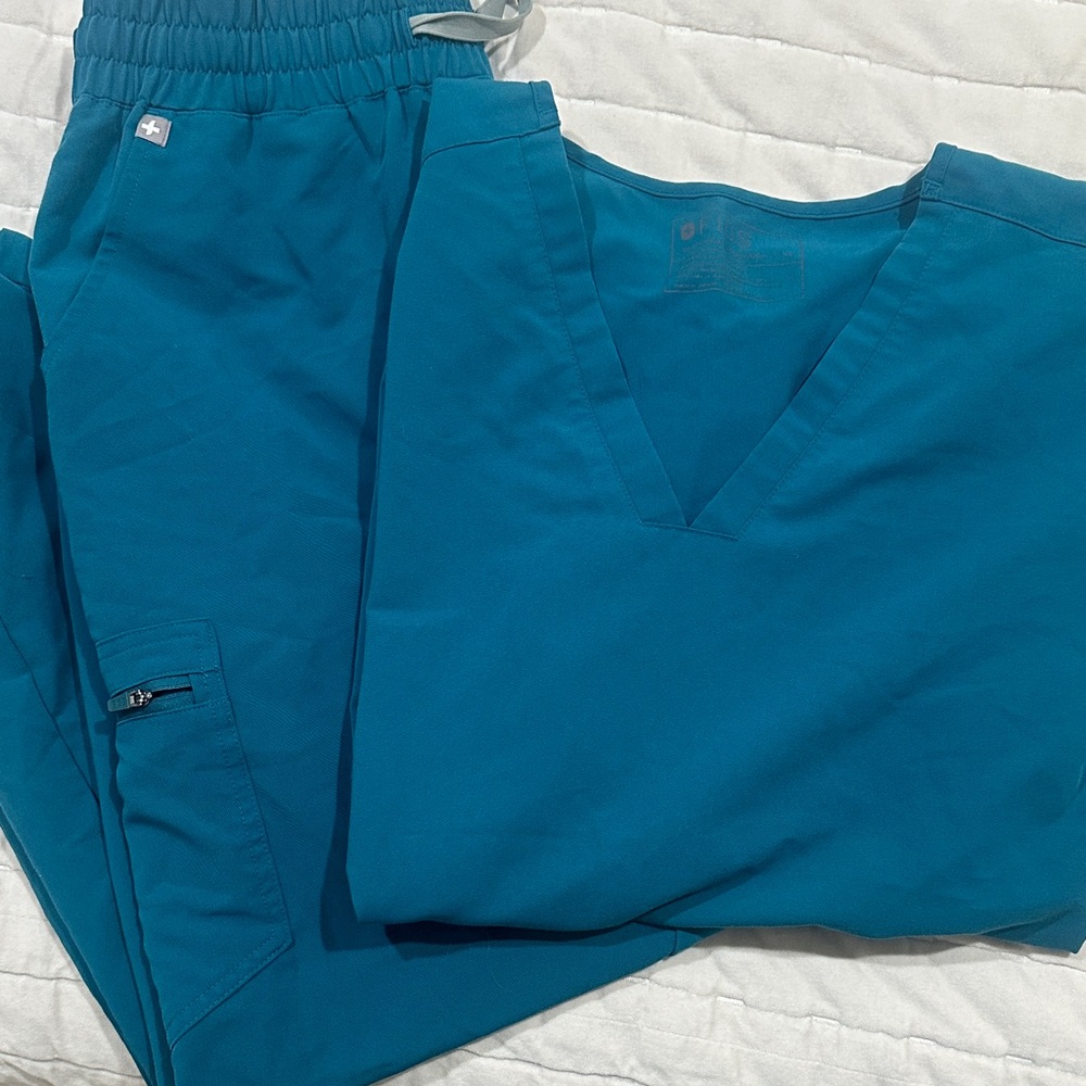 Figs womens Teal Cargo Pants and front pockets scrub top